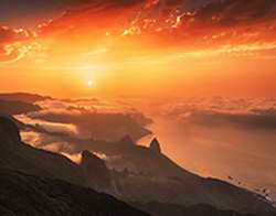 Деми Мур в белом и Шарлиз Терон в черном на светских мероприятиях в США