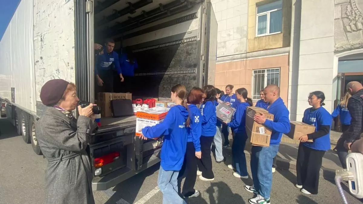 Во Владивостоке сформировали фуру с гумпомощью для бойцов и мирных жителей