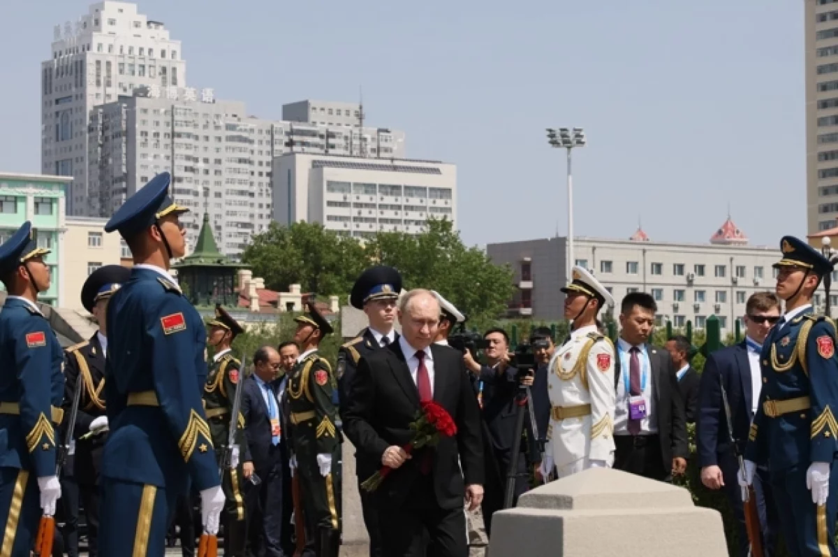 Церкви и березы. Путин находится с визитом в самом русском городе Китая