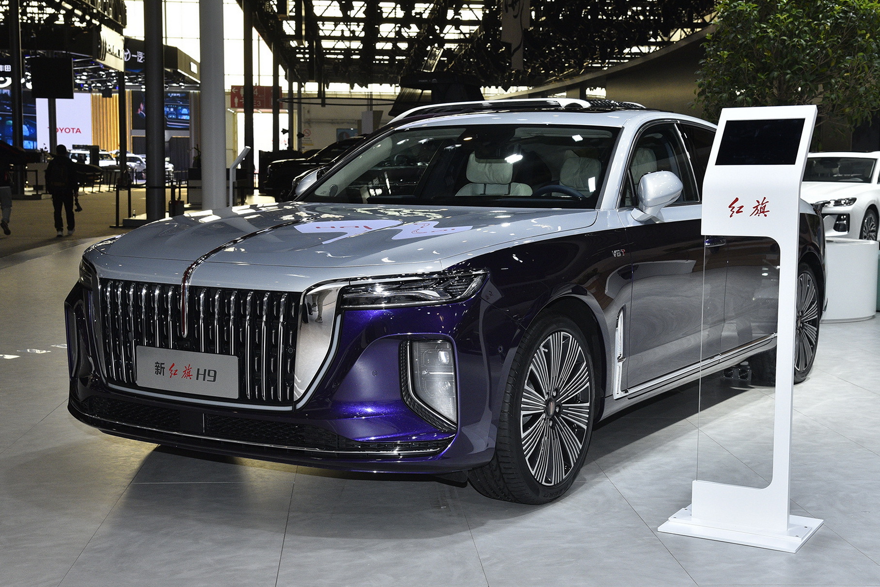 Новый cедан Hongqi H9 дебютировал с полным приводом, автоматом и V6