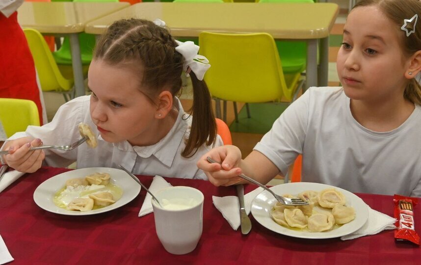 Петербургских школьников кормят 'Цезарем', куриным шашлыком и варениками с тыквой