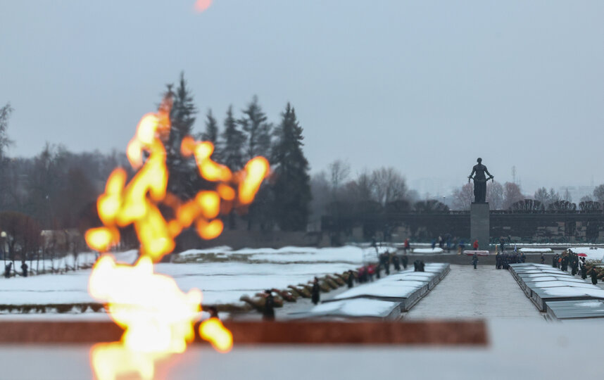 На Пискаревском кладбище возложили цветы и венки в честь 81-й годовщины полного освобождения Ленинграда от фашистской блокады